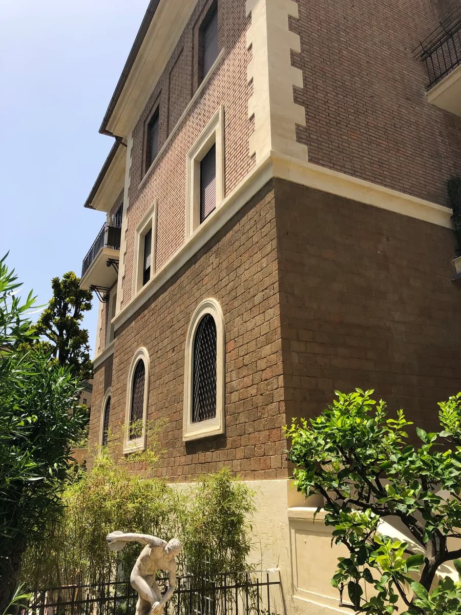 Facciata e giardino di un edificio residenziale