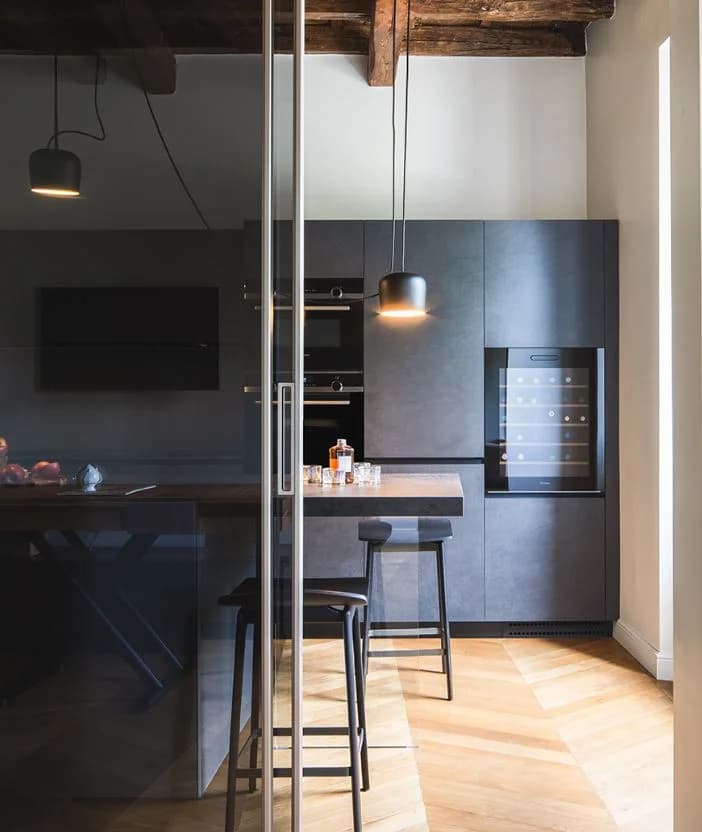 Interno contemporaneo con cucina e parquet a spina