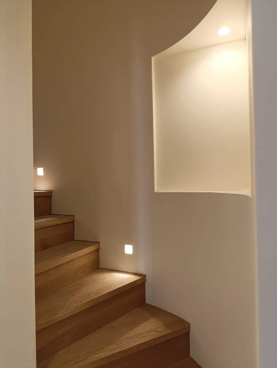 Scala in legno con illuminazione a incasso