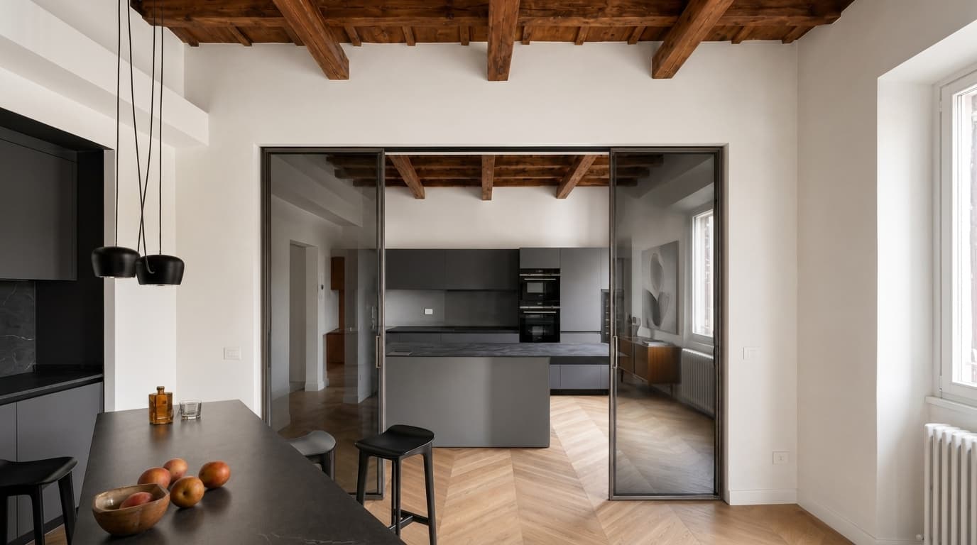Interno contemporaneo con cucina, travi a vista e parquet a spina
